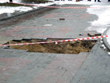 В Брянске мама с ребенком провалились в дыру в асфальте, ребенка засосало в коллектор В Брянске мама с ребенком провалились в дыру в асфальте, ребенка засосало в коллектор