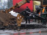 Тело ребенка, провалившегося под землю в центре Брянска, пока не нашли. Очевидцы: его могли спасти Тело ребенка, провалившегося под землю в центре Брянска, пока не нашли. Очевидцы: его могли спасти