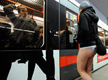 Хулиганский флешмоб под названием "Без штанов в метро" (No Pants Subway Ride) в 2012 году прошел в 60 городах 23 стран мира Хулиганский флешмоб под названием "Без штанов в метро" (No Pants Subway Ride) в 2012 году прошел в 60 городах 23 стран мира