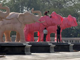 Власти штата Уттар-Прадеш на севере Индии в преддверии выборов торопятся прикрыть статуи премьер-министра штата, а также слонов - символов правящей партии
