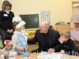 Девочка показала ему свой рисунок домика. Лукашенко, видимо, решил посюсюкать и спросил у ребенка: "Хороший домик, хочешь себе там квартирку?". Девочка не растерялась и вопросительно ответила Лукашенко: "Ты что - дурак?"