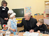 Девочка показала ему свой рисунок домика. Лукашенко, видимо, решил посюсюкать и спросил у ребенка: "Хороший домик, хочешь себе там квартирку?". Девочка не растерялась и вопросительно ответила Лукашенко: "Ты что - дурак?" Девочка показала ему свой рисунок домика. Лукашенко, видимо, решил посюсюкать и спросил у ребенка: "Хороший домик, хочешь себе там квартирку?". Девочка не растерялась и вопросительно ответила Лукашенко: "Ты что - дурак?"