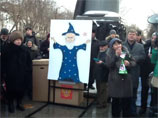 Вести митинг Митрохину помогает "Волшебник Чуров" в синем костюме. В начале мероприятия он подвел итоги выборов, объявив о победе "Единой России"