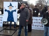 Лидер "Яблока" Сергей Митрохин и член партии Майя Завьялова по окончании митинга на Чистых прудах были задержаны полицией