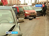 14 автомобилей из-за гололеда столкнулись на Живописном мосту в Москве