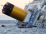Спасательная операция на лайнере, наполовину погрузившемся в воду, продолжается