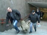 Так, на последних кадрах видеоролика видно, как из подземного перехода быстрым шагом выходят четверо мужчин крепкого телосложения в штатском