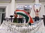 Активистки женского украинского движения FEMEN провели акцию протеста возле резиденции посла Индии в Киеве Активистки женского украинского движения FEMEN провели акцию протеста возле резиденции посла Индии в Киеве
