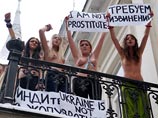 Четыре обнаженные по пояс девушки протестовали против решения МИД Индии, который, по их утверждению, будто бы разослал своим посольствам рекомендации не выдавать визы женщинам в возрасте от 15 до 40 лет из Украины, России, Казахстана и Киргизии Четыре обнаженные по пояс девушки протестовали против решения МИД Индии, который, по их утверждению, будто бы разослал своим посольствам рекомендации не выдавать визы женщинам в возрасте от 15 до 40 лет из Украины, России, Казахстана и Киргизии
