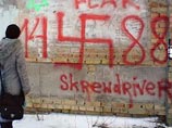 14/88 - это своего рода знак идентификации неонацистов, который можно встретить как на стенах домов, так и на нашивках на их одежде. 14 - это количество слов в классическом лозунге американских неофашистов, 88 – это закодированное приветствие Heil H 14/88 - это своего рода знак идентификации неонацистов, который можно встретить как на стенах домов, так и на нашивках на их одежде. 14 - это количество слов в классическом лозунге американских неофашистов, 88 – это закодированное приветствие Heil H