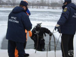 Спасателям пришлось вытаскивать из-под воды двух девушек, неудачно спустившихся в майну (прорубь для купания) на Химкинском водохранилище во время Крещенских купаний Спасателям пришлось вытаскивать из-под воды двух девушек, неудачно спустившихся в майну (прорубь для купания) на Химкинском водохранилище во время Крещенских купаний