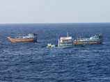 Несколько рыболовецких судов, одно из которых тонуло, заметили с борта американского военного вертолета, летевшего над Аравийским морем