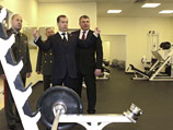 Медведев демонстративно опроверг слухи о "разжаловании" ГРУ и поддержал реформы Сердюкова