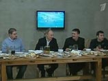 Путин выпил пива с болельщиками и пообещал им бесплатные самолеты до Польши Путин выпил пива с болельщиками и пообещал им бесплатные самолеты до Польши