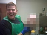 В Англии дети нашли телефон со снимками, на которых улыбчивый работник морга позирует с отрезанной головой В Англии дети нашли телефон со снимками, на которых улыбчивый работник морга позирует с отрезанной головой