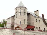 Храм секты "путинопоклонников" расположен в поселке Большая Ельня Нижегородской области. Первые публикации об общине "матушки Фотиньи" появились еще в 2005 году. Недавно она вновь попала в поле зрения СМИ. Видимо, в преддверии выборов Храм секты "путинопоклонников" расположен в поселке Большая Ельня Нижегородской области. Первые публикации об общине "матушки Фотиньи" появились еще в 2005 году. Недавно она вновь попала в поле зрения СМИ. Видимо, в преддверии выборов