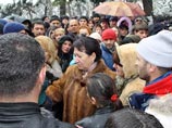 Лидер югоосетинской оппозиции также заявила сторонникам, собравшимся на центральной площади Цхинвала, что после 23 января намерена официально объявить день своей инаугурации Лидер югоосетинской оппозиции также заявила сторонникам, собравшимся на центральной площади Цхинвала, что после 23 января намерена официально объявить день своей инаугурации