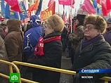 Оппозиционные партии, представленные в Госдуме, - КПРФ, "Справедливая Россия" и ЛДПР - проводят в субботу разрешенный властями митинг на Манежной площади в Москве