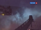На юге Москвы сгорел и обрушился магазин одежды. Огонь помог тушить катер
