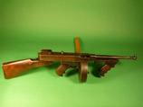 Оружие, некогда принадлежавшее американским бандитам-любовникам Бонни Паркер и Клайду Бэрроу, продано на аукционе в Канзас-Сити за 210 тысяч долларов.