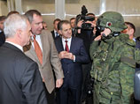 Рогозин приехал на "Ижмаш": рассказал анекдот, расхвалил автомат Калашникова и сделал его создателя своим советником
