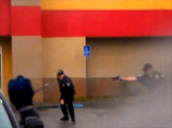 В Лос-Анджелесе подростки сняли на ВИДЕО, как полицейские изрешетили из пистолетов посетителя кафе