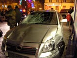 В городе Североморске в Мурманской области армейский офицер на иномарке вылетел на тротуар, где наехал на группу пешеходов, сбив шесть человек, в числе которых оказались грудной младенец и 9-летняя девочка