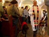 В США появились храмы, в которых роль церковных служек выполняют собаки
