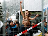 Активистки FEMEN украсили полуголым протестом форум в Давосе