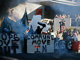 19 человек были задержаны в ходе беспорядков и столкновений с полицией, в которые в субботу вылилась демонстрация сотен сторонников движения "Захвати Уолл-стрит" в городе Окленд