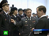 Медведев похвалил полицейских за адекватность на митингах и новую солидную форму Медведев похвалил полицейских за адекватность на митингах и новую солидную форму