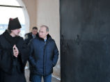 У входа в монастырь Путина встретил настоятель обители архимандрит Евфимий, который проводил премьера в Успенский собор, где хранится чудотворная икона У входа в монастырь Путина встретил настоятель обители архимандрит Евфимий, который проводил премьера в Успенский собор, где хранится чудотворная икона