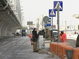 С фасада аэропорта "Внуково" на автобус с людьми упала металлическая труба от "ресничек" (ФОТО)
