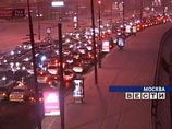 Движение на дорогах Москвы в среду вечером сильно затруднено, зафиксирован первый в этом году уровень пробок в 9 баллов