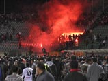 Большинство погибших были болельщиками команды гостей. Фанаты также избили игроков и португальского тренера "Аль-Ахли" Большинство погибших были болельщиками команды гостей. Фанаты также избили игроков и португальского тренера "Аль-Ахли"