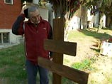 Никому ты не нужен здесь. Подохнешь, вытащат и унесут. Вот, как жена моя тоже. Просила все время, в Россию просилась. Я хочу домой. Люди русские, не верьте никому. Мы здесь никому не нужны", - сказал мужчина прибывшему к нему на встречу корреспонденту Никому ты не нужен здесь. Подохнешь, вытащат и унесут. Вот, как жена моя тоже. Просила все время, в Россию просилась. Я хочу домой. Люди русские, не верьте никому. Мы здесь никому не нужны", - сказал мужчина прибывшему к нему на встречу корреспонденту