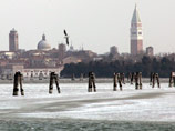 В Венеции плохая погода установилась в самое неподходящее время: в начале февраля в этом городе начинается знаменитый карнавал, привлекающий тысячи туристов. Несмотря на морозы, власти решили не отменять праздник