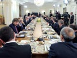 В России нет политических заключенных, заявил премьер-министр, кандидат на пост президента РФ Владимир Путин на встрече с политологами в своей резиденции в подмосковном Ново-Огарево в понедельник В России нет политических заключенных, заявил премьер-министр, кандидат на пост президента РФ Владимир Путин на встрече с политологами в своей резиденции в подмосковном Ново-Огарево в понедельник