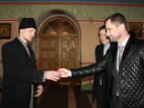 Кадыров подарил православному священнику автомобиль