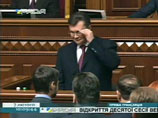 Янукович дожидался тишины в зале около пяти минут, но, в конце концов, начал свое выступление под скандирование оппозиционеров