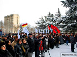 Ранее в четверг в центре Цхинвали прошел митинг в поддержку повторных президентских выборов, в которых Джиоева отказалась участвовать, требуя признать ее президентом Ранее в четверг в центре Цхинвали прошел митинг в поддержку повторных президентских выборов, в которых Джиоева отказалась участвовать, требуя признать ее президентом