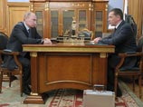 Премьер-министр Владимир Путин получил из рук главы Минприроды колбу с водой из таинственного озера Восток