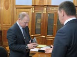 Министр Юрий Трутнев в пятницу вручил главе правительства герметичную колбу с водой