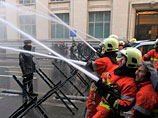 Протестующие бельгийские пожарные полили из огнетушителей полицейских