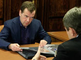 Губернатор также показал Медведеву альбом с фотографиями, на которые запечатлены последствия урагана и работы по восстановлению.