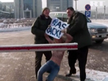 Активистка FEMEN, атаковавшая "Газпром" голой грудью, оштрафована и отпущена 