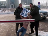 Активистка FEMEN, атаковавшая "Газпром" голой грудью, оштрафована и отпущена Активистка FEMEN, атаковавшая "Газпром" голой грудью, оштрафована и отпущена