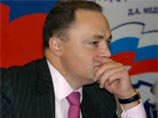 В связи с этим чиновники ставят задачу: сделать все для того, чтобы "наши" (не путать с прокремлевским молодежным движением - прим. ред.) массово пришли голосовать за Путина, а "не наши пусть дома сидят", как выразился человек с голосом, похожим на голос В связи с этим чиновники ставят задачу: сделать все для того, чтобы "наши" (не путать с прокремлевским молодежным движением - прим. ред.) массово пришли голосовать за Путина, а "не наши пусть дома сидят", как выразился человек с голосом, похожим на голос