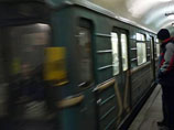 В Москве мужчина погиб, упав на рельсы на станции метро "Полянка" В Москве мужчина погиб, упав на рельсы на станции метро "Полянка"