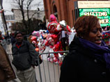 Полиция перекрывает район похорон Уитни Хьюстон, ее мужа пустили попрощаться